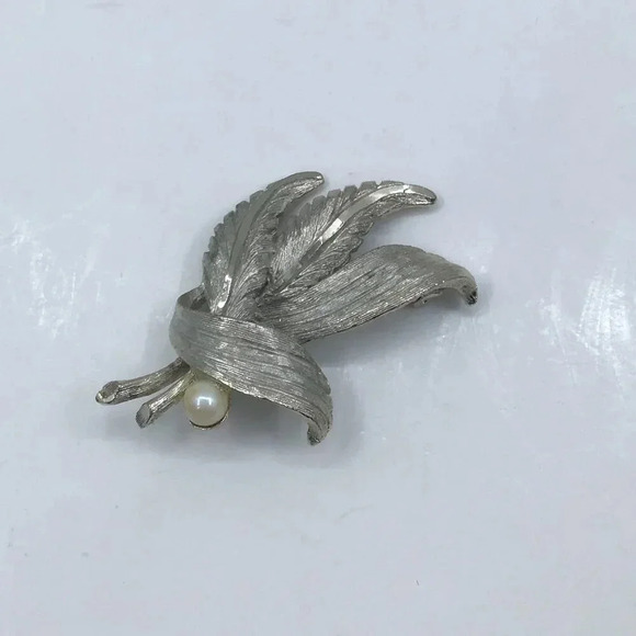 Vintage 1950s BSK Woolworth's Brooch Pin Silver Tone Leaves Feathers Faux Pearl - Picture 5 of 11